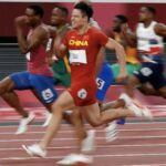 「亞洲飛人」蘇炳添十二月九日宣布退役，結束超過十七年的田徑生涯。他曾在東京奧運以九秒八三刷新亞洲百米紀錄，並突破十秒大關，成為中國短跑代表人物。蘇炳添表示身體已無法承受高強度訓練，希望將舞台交給下一代，並期望中國短跑持續突破。