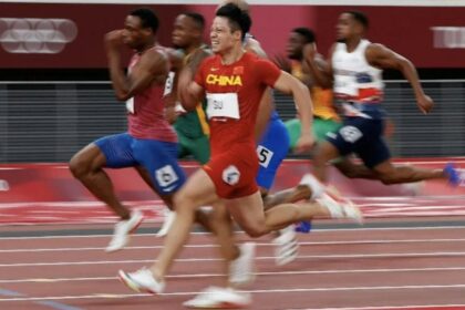 「亞洲飛人」蘇炳添十二月九日宣布退役，結束超過十七年的田徑生涯。他曾在東京奧運以九秒八三刷新亞洲百米紀錄，並突破十秒大關，成為中國短跑代表人物。蘇炳添表示身體已無法承受高強度訓練，希望將舞台交給下一代，並期望中國短跑持續突破。